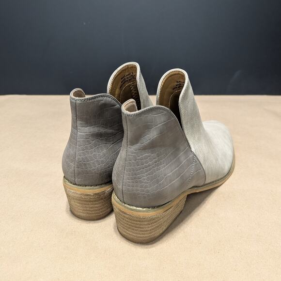 Corkys Boutique Wayland Ankle Booties Faux Suede Embossed Gray Womens 9 Boots - Picture 4 of 6